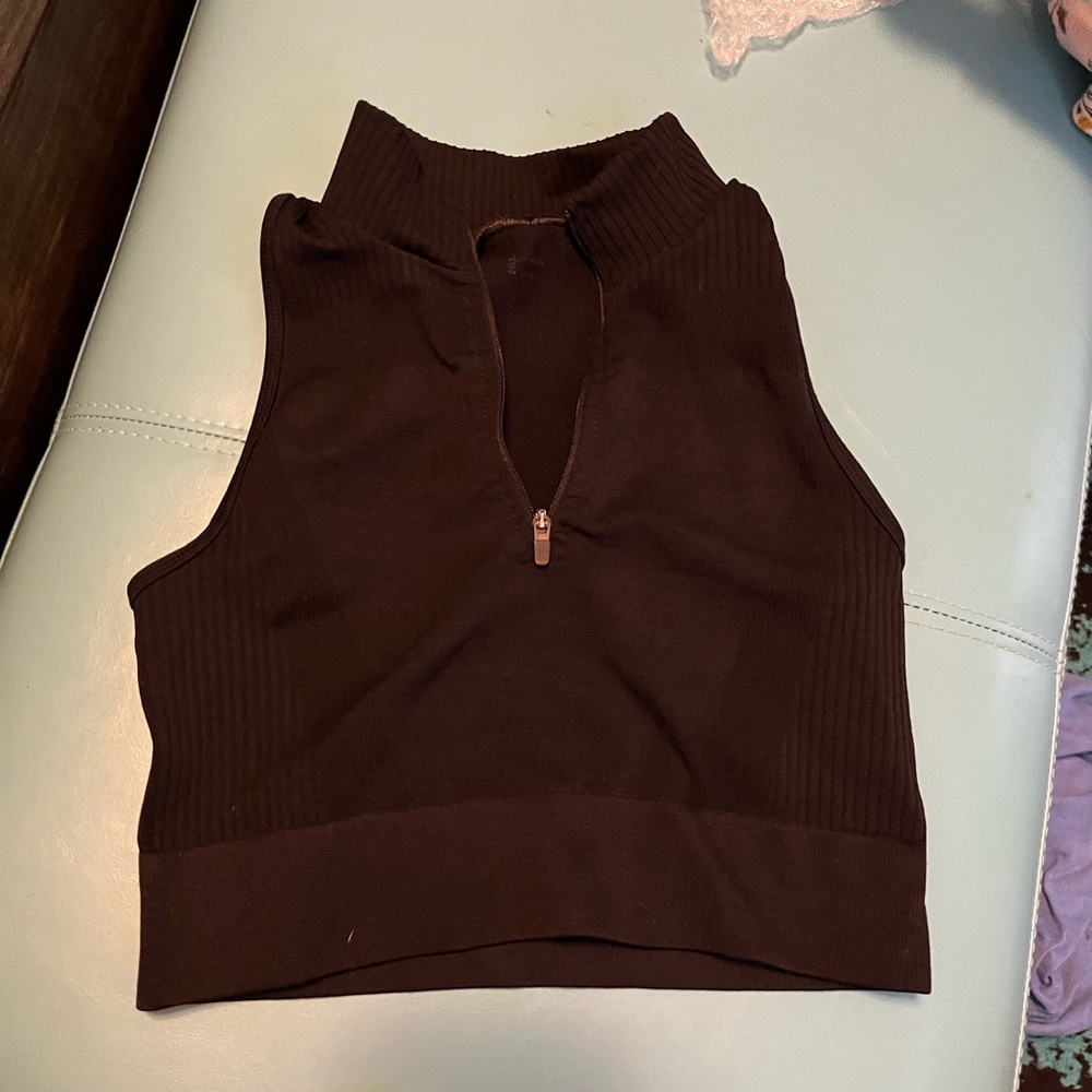 High neck athletic crop
